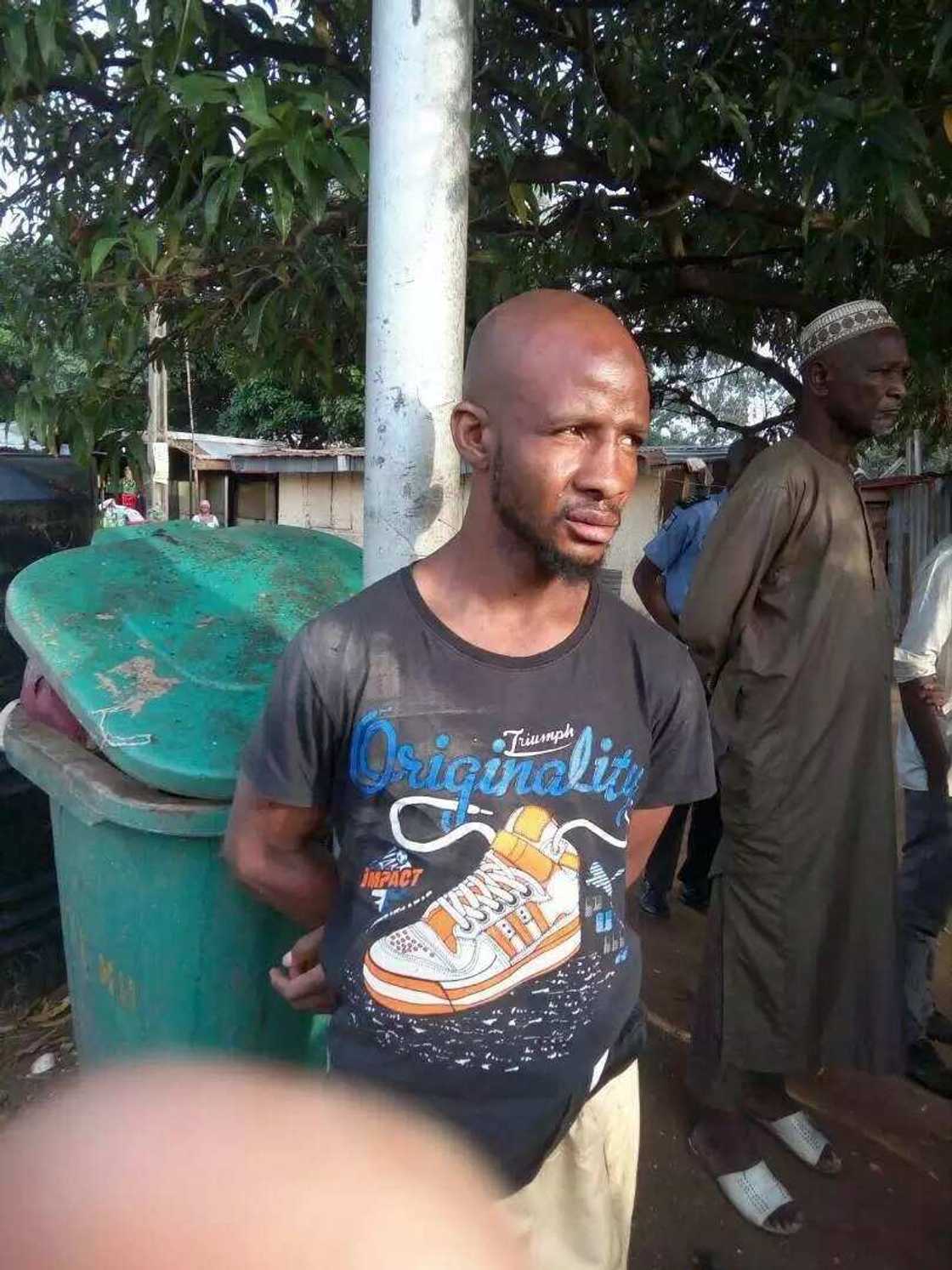 An damke shi bayan ya yi sata a asibiti amma kofa taki budewa An damke shi bayan ya yi sata a asibiti amma kofa taki budewa