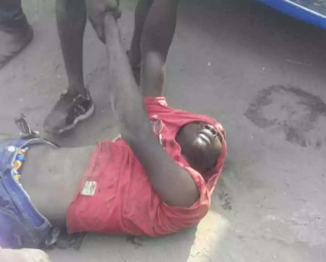 ANGRY MECHANICS BEAT UP PHONE THIEF MERCILESSLY IN ANAMBRA STATE ANGRY MECHANICS BEAT UP PHONE THIEF MERCILESSLY IN ANAMBRA STATE