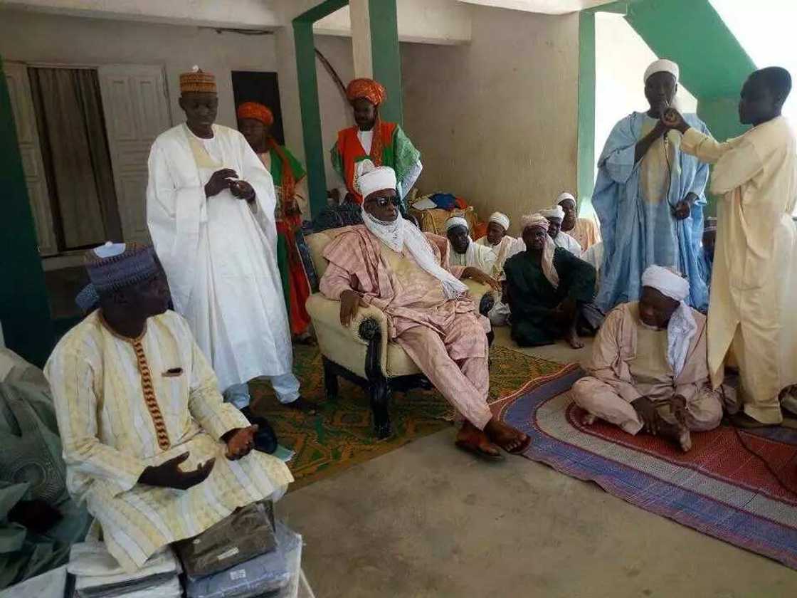 Sarkin Zamfaran Zurmi yayin kasafta gudummuwa Sarkin Zamfaran Zurmi yayin kasafta gudummuwa
