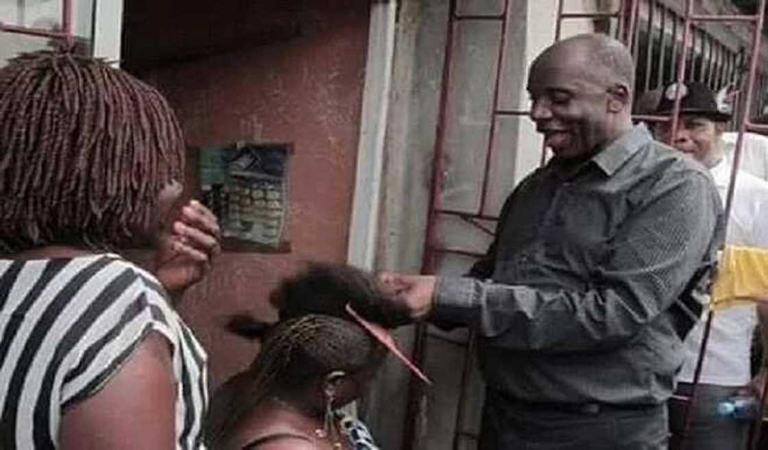 Abubuwan ban mamaki da yan siyasa keyi kafin zabe (hotuna) Abubuwan ban mamaki da yan siyasa keyi kafin zabe (hotuna)