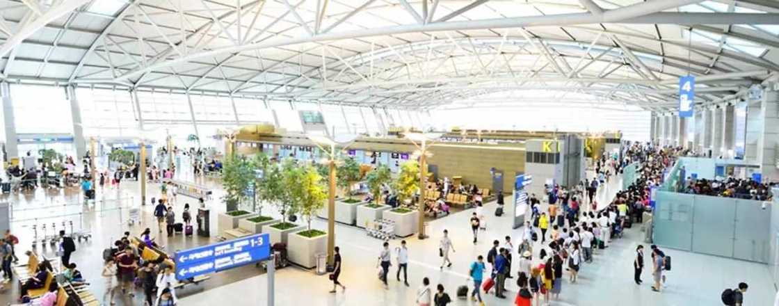 Wata mata ta kama mijin ta a filin jirgi suna shirin fita kasar waje da karuwar sa, leka kuji yadda ta kaya musu Wata mata ta kama mijin ta a filin jirgi suna shirin fita kasar waje da karuwar sa, leka kuji yadda ta kaya musu