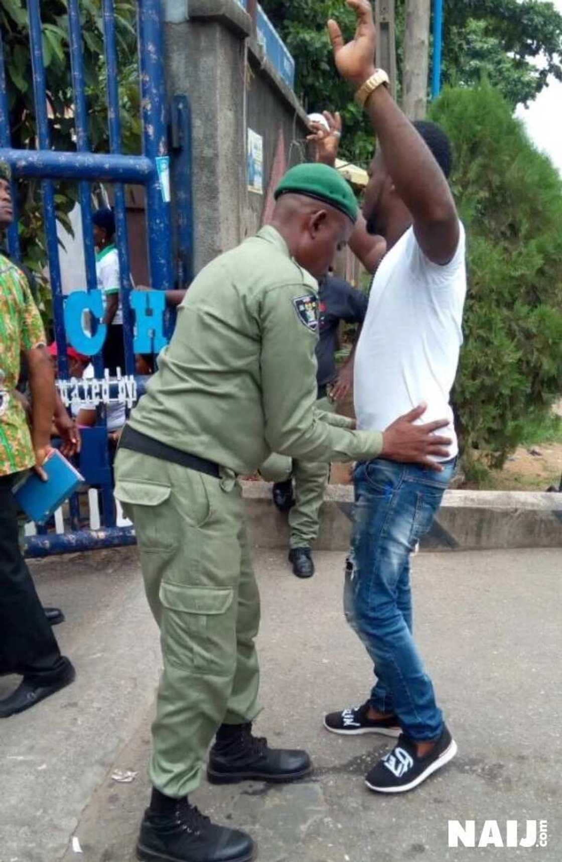 Yanzu Yanzu: Mabiya addinin Katolika, maza da mata na gudanar da zanga-zanga a Lagas kan kisan da akeyiwa kiristocin a kasar (hotuna) Yanzu Yanzu: Mabiya addinin Katolika, maza da mata na gudanar da zanga-zanga a Lagas kan kisan da akeyiwa kiristocin a kasar (hotuna)