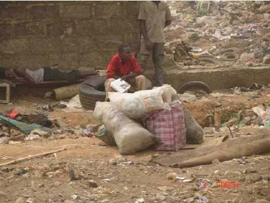 Scavengers narrate how they make money from picking rubbish Scavengers narrate how they make money from picking rubbish