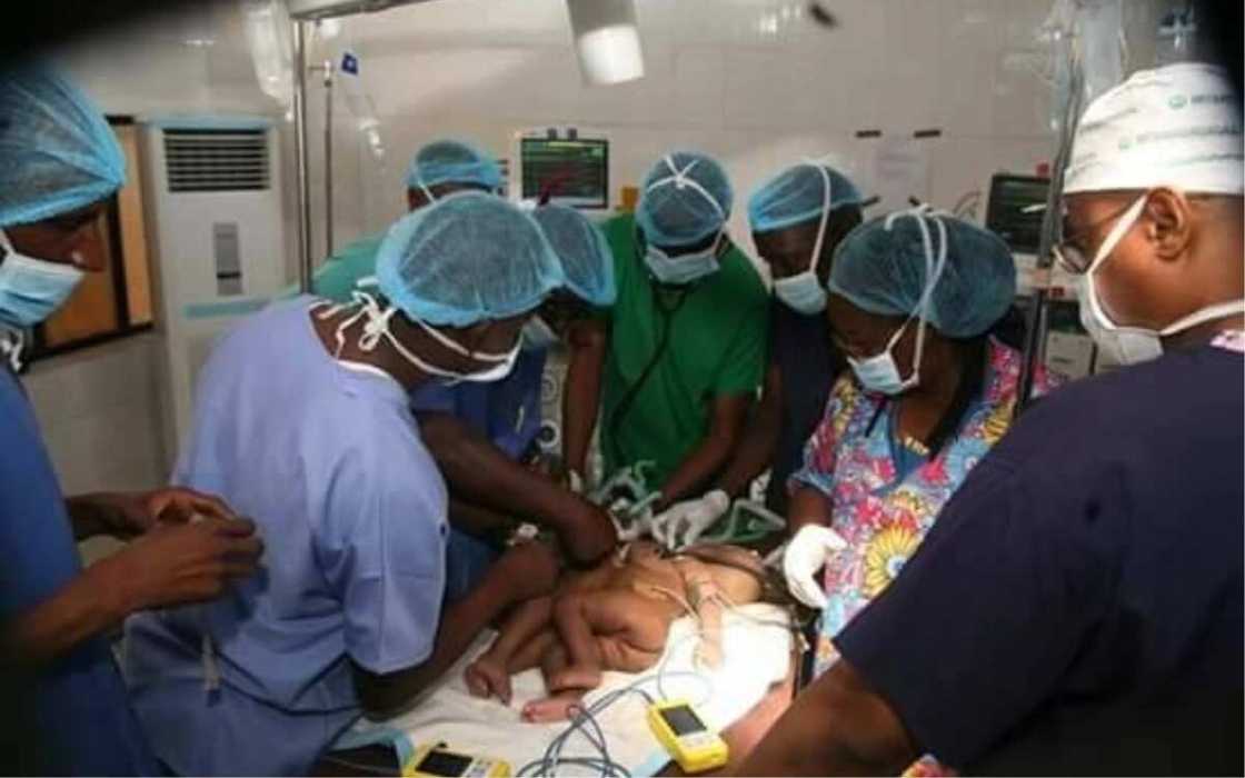 Likitoci sun raba wasu Tagwaye da aka haifa manne da juna a birnin Yola Likitoci sun raba wasu Tagwaye da aka haifa manne da juna a birnin Yola