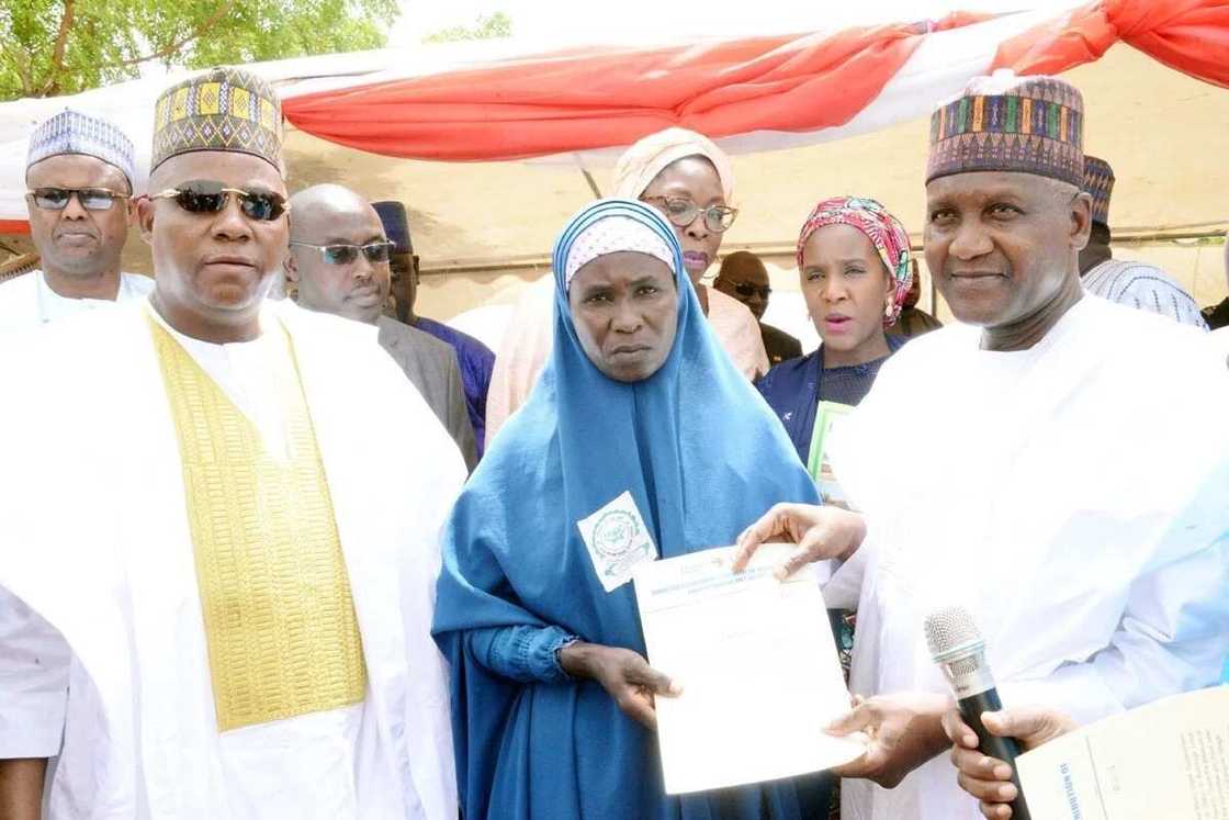 Dangote ya kaddamar da rukunin gidaje 200 da ya ginawa ‘yan gudun hijira a Maiduguri, duba hotunan Dangote ya kaddamar da rukunin gidaje 200 da ya ginawa ‘yan gudun hijira a Maiduguri, duba hotunan