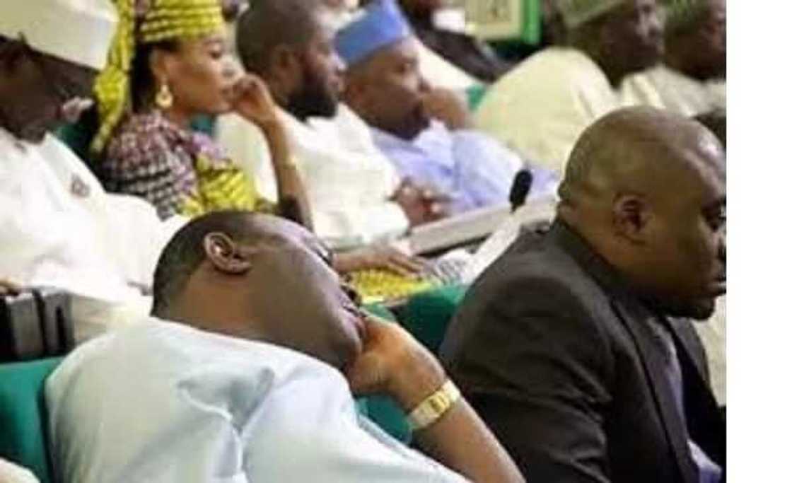 Manyan yan siyasar Najeriya guda 8 da aka kama su na barci a lokacin taro Manyan yan siyasar Najeriya guda 8 da aka kama su na barci a lokacin taro