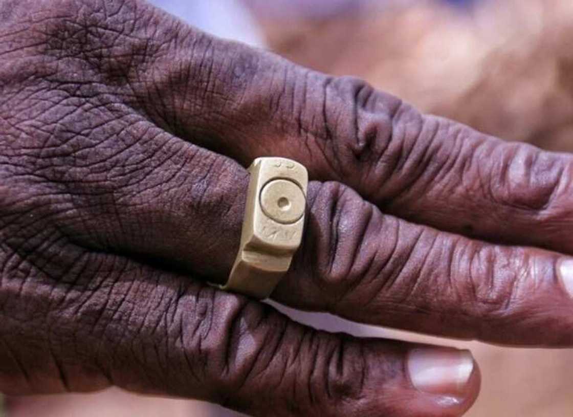 Yadda aka koma amfani da kwanson alburusai domin kera zobe a Maiduguri (Hotuna) Yadda aka koma amfani da kwanson alburusai domin kera zobe a Maiduguri (Hotuna)