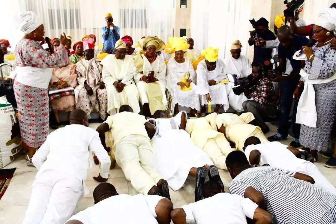 Groom prostrating before the bride's parent