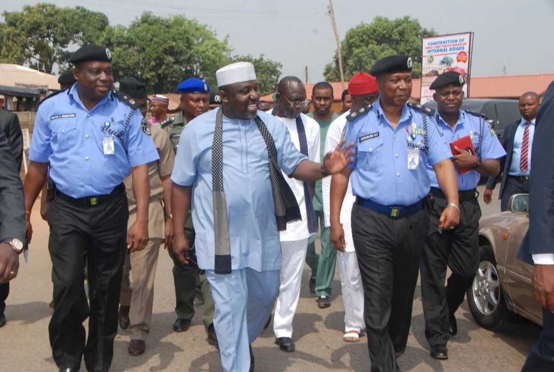 An gurfanar da tsohon kwamishina a kotu bisa zargin sata da damfara An gurfanar da tsohon kwamishina a kotu bisa zargin sata da damfara