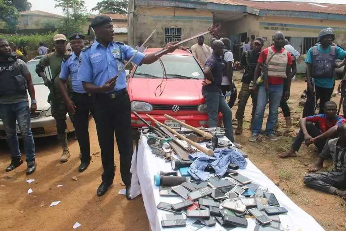 Labari Cikin Hotuna: Jami'an 'Yan sanda sun cafke masu garkuwa da mutane da 'yan fashi da makami Labari Cikin Hotuna: Jami'an 'Yan sanda sun cafke masu garkuwa da mutane da 'yan fashi da makami