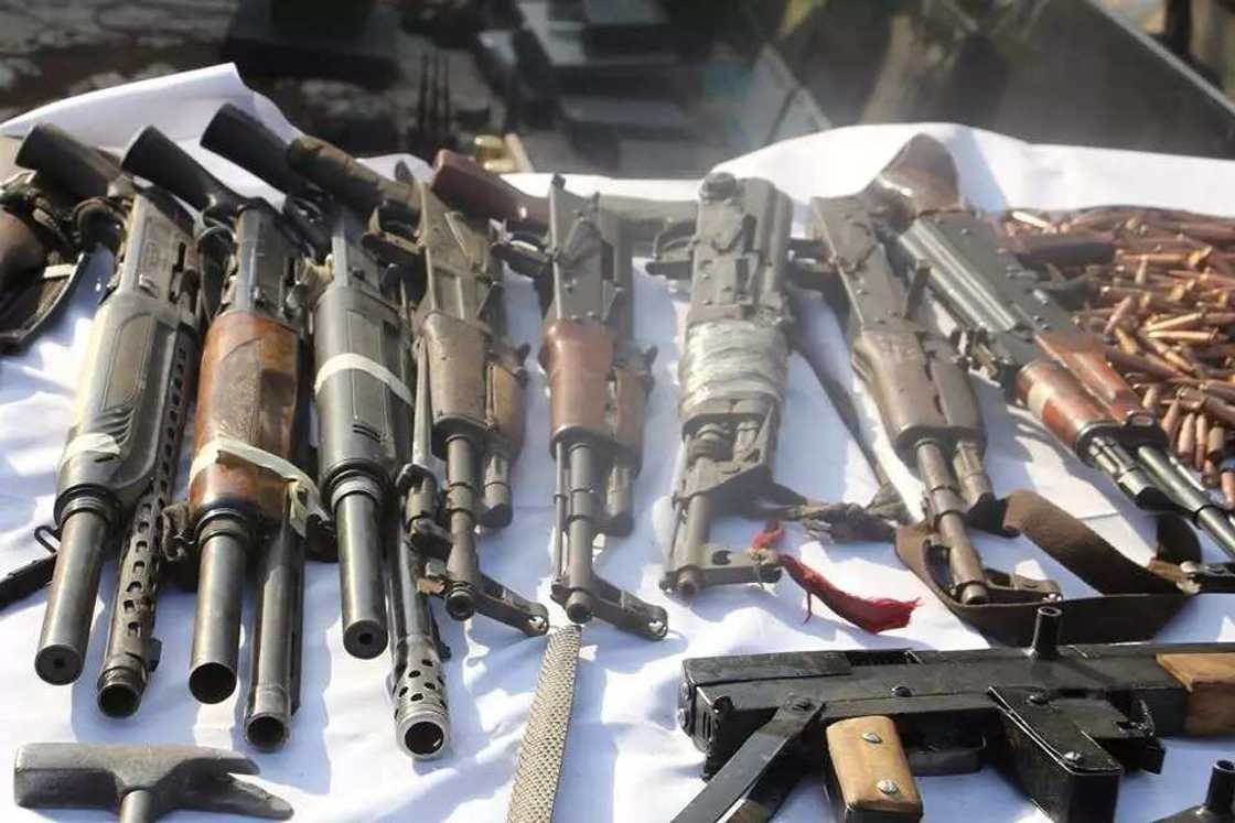 Dubi hotunan gungun 'yan fashi 48 da aka kama tare da makamai a jihar Neja Dubi hotunan gungun 'yan fashi 48 da aka kama tare da makamai a jihar Neja