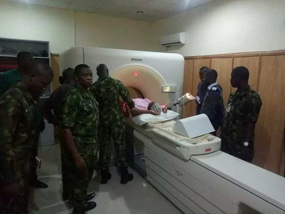 Sojin saman Najeriya sun nuna hotunan kayan aikin su na zamani, sun gwada mutane kyauta Sojin saman Najeriya sun nuna hotunan kayan aikin su na zamani, sun gwada mutane kyauta