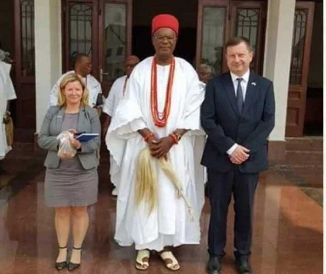 British High Commissioner visits Onitsha as IPOB laments plans to sell Biafra (photos) British High Commissioner visits Onitsha as IPOB laments plans to sell Biafra (photos)