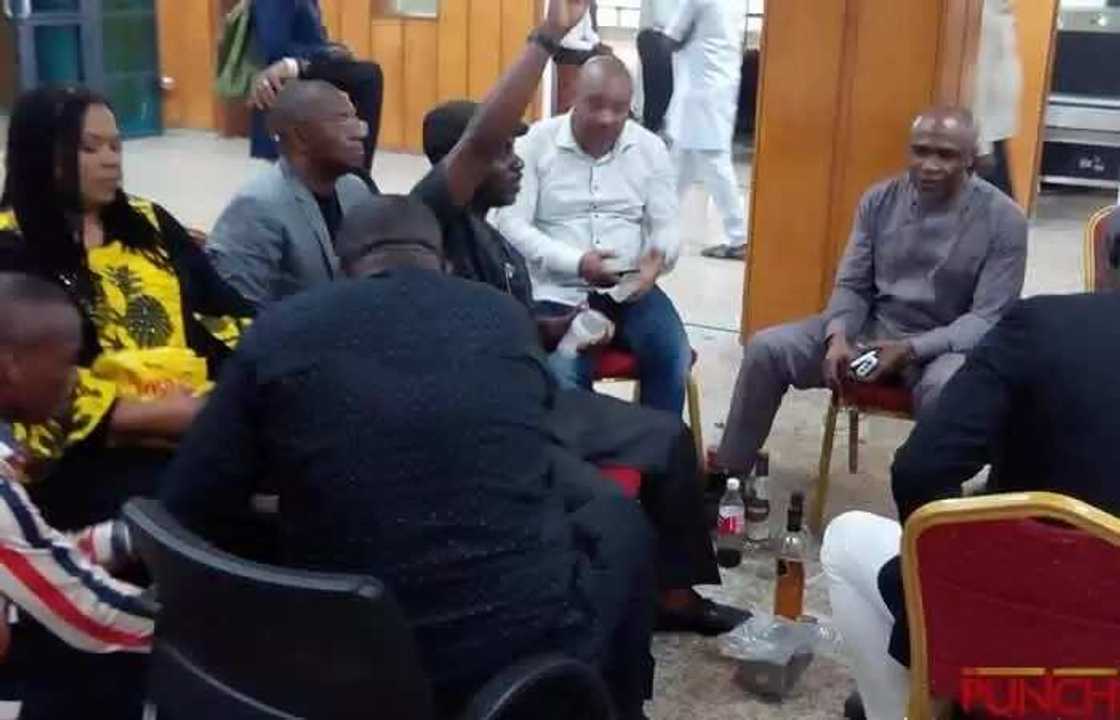 Hotunan ‘Yan Majalisan PDP su na shakatawa da ruwan kwalba a gaban su Hotunan ‘Yan Majalisan PDP su na shakatawa da ruwan kwalba a gaban su