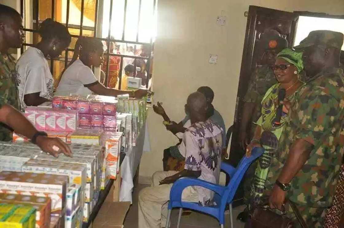 Sojin Saman Najeriya sun fara aikin duba marasa lafiya na kwanki 3 a sansanin 'yan gudun hijira na Benuwai Sojin Saman Najeriya sun fara aikin duba marasa lafiya na kwanki 3 a sansanin 'yan gudun hijira na Benuwai