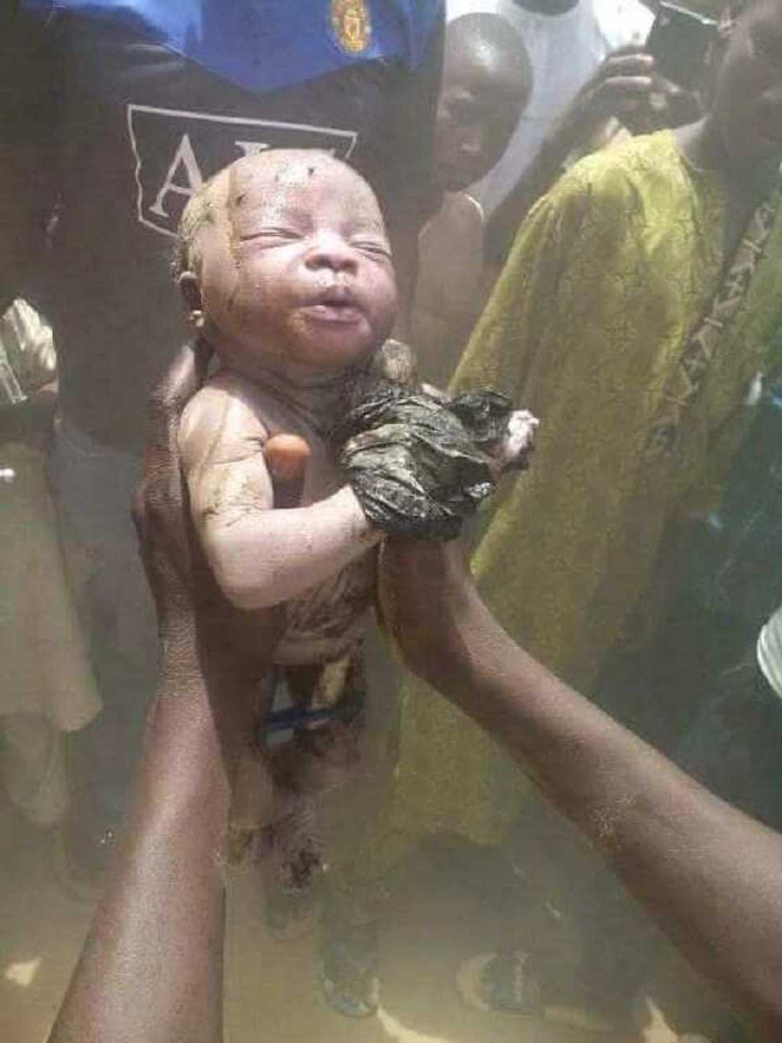 Rashin tausayi: Kalli jaririn da aka tsinta cikin kwata a Kano Rashin tausayi: Kalli jaririn da aka tsinta cikin kwata a Kano