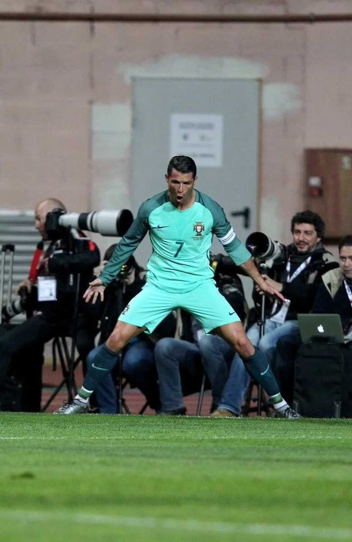 Ka ji abin da Shugaban Real Madrid ya fada game da Ronaldo Ka ji abin da Shugaban Real Madrid ya fada game da Ronaldo