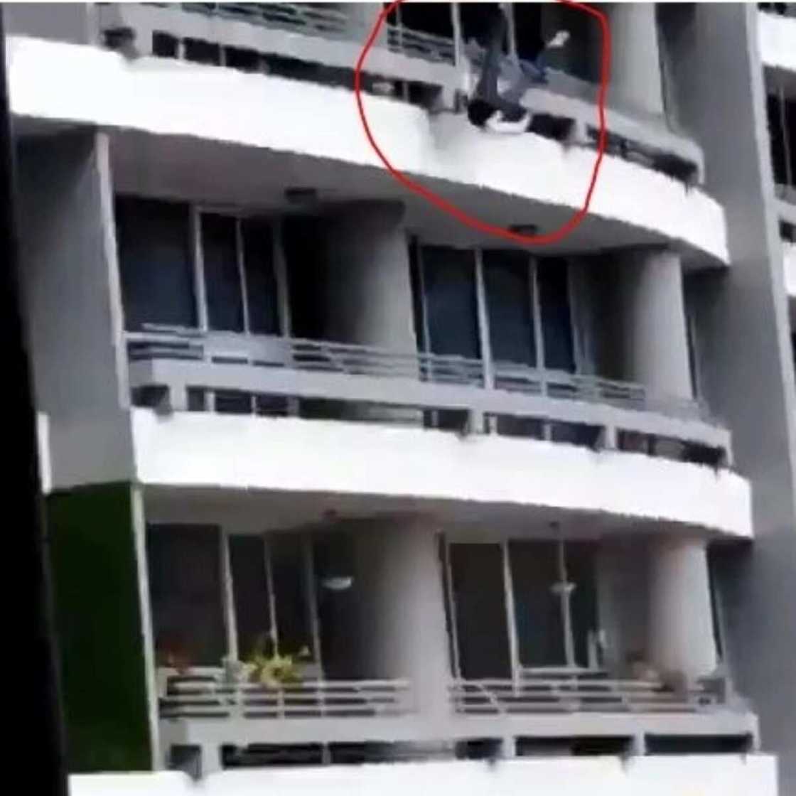 Wata mata ta fado ta mutu daga saman bene na 27 yayinda take kokarin daukar hoton selfie (hotuna) Wata mata ta fado ta mutu daga saman bene na 27 yayinda take kokarin daukar hoton selfie (hotuna)