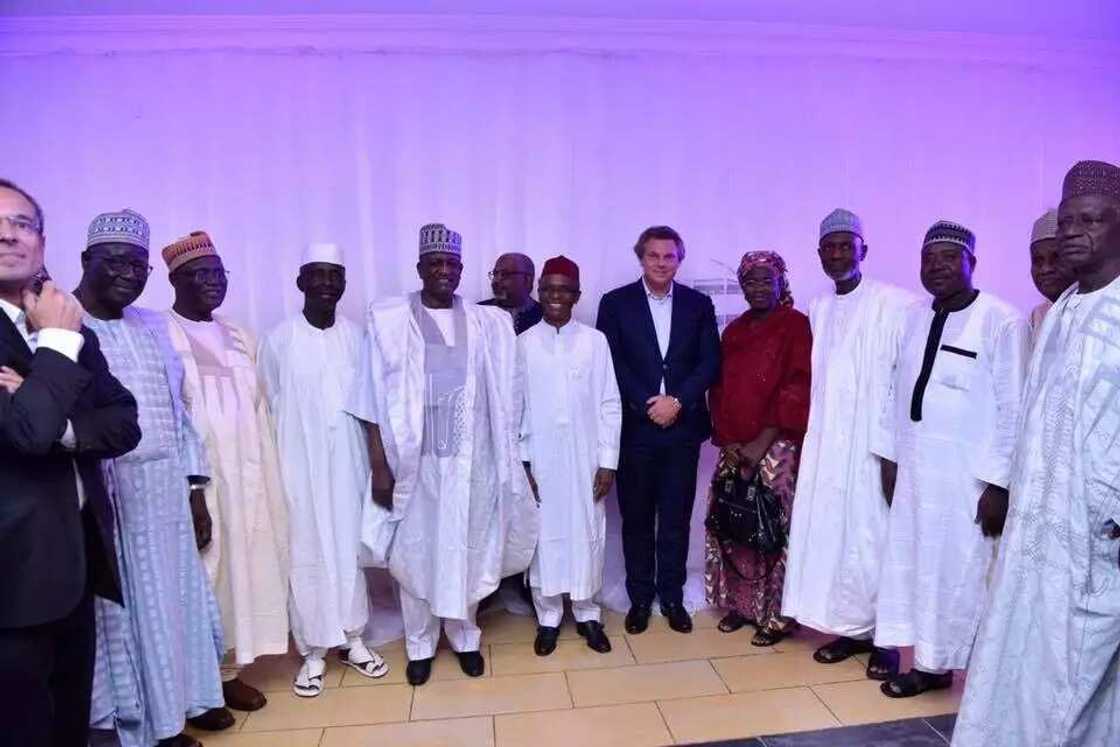 El-Rufai ya karrama wani attajri da ya dauki nauyin daiban jahar Kaduna El-Rufai ya karrama wani attajri da ya dauki nauyin daiban jahar Kaduna