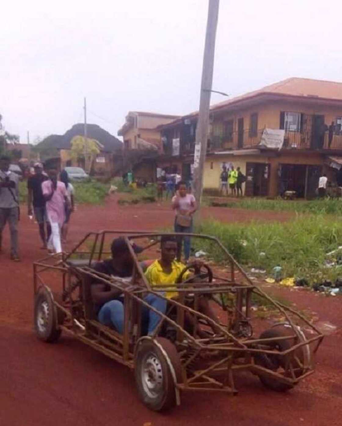 Dalibin Najeriya ya fara zuwa makaranta a motar da ya kera, hotuna Dalibin Najeriya ya fara zuwa makaranta a motar da ya kera, hotuna