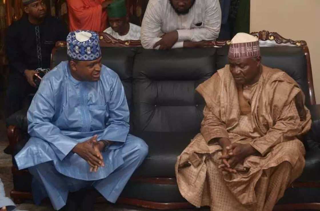 Cikin Hotuna: Shugaban hafsin sojin sama ya je mika ta'aziyya ga Mahaifan Sojan Saman nan da Ajali ya katsewa hanzari Cikin Hotuna: Shugaban hafsin sojin sama ya je mika ta'aziyya ga Mahaifan Sojan Saman nan da Ajali ya katsewa hanzari