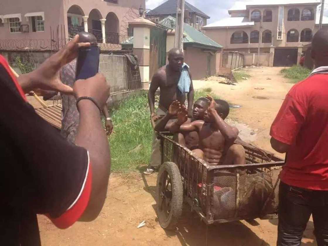 Generator thieves apprehended, beaten in Lagos (photos) Generator thieves apprehended, beaten in Lagos (photos)