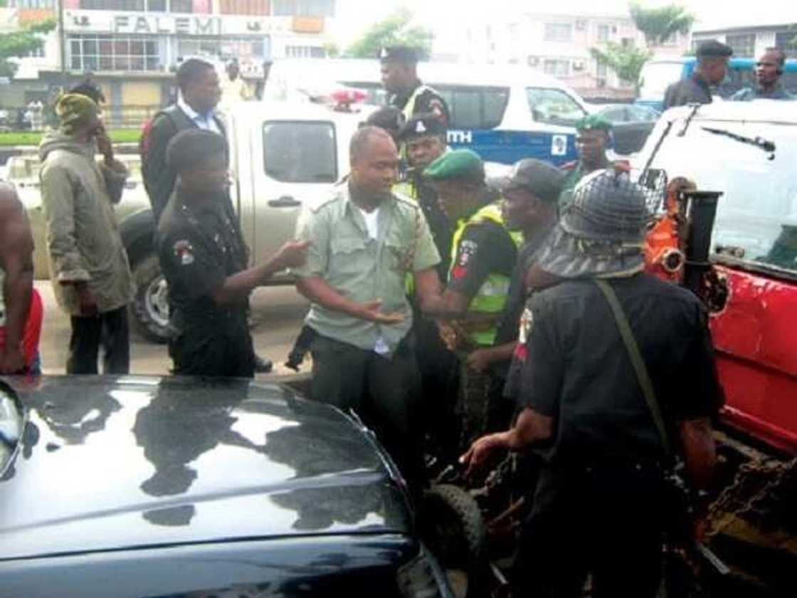 Turnuku: An kwashi yan kallo a wani hari da Sojoji suka kai ma Yansanda a Legas Turnuku: An kwashi yan kallo a wani hari da Sojoji suka kai ma Yansanda a Legas