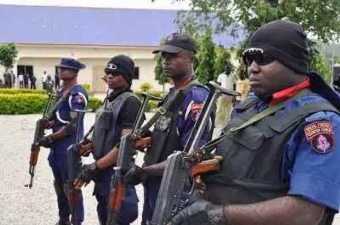 Jami'an NSCDC sun kama masu sayar wa 'yan Boko Haram man fetir Jami'an NSCDC sun kama masu sayar wa 'yan Boko Haram man fetir