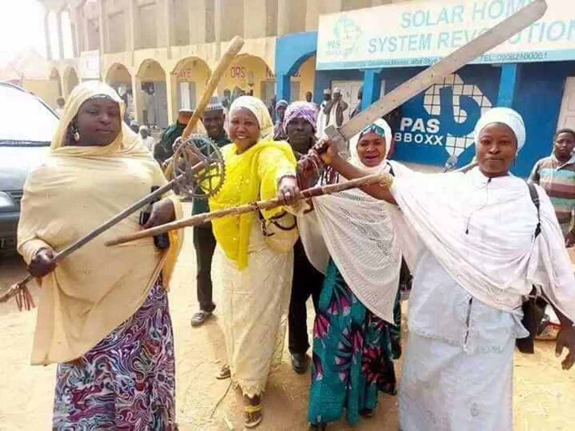 Hotunan dan majalisa mai tsawatarwa a majalisar wakilai yayin da yake jagorantar matasa ɗauke da muggan makamai Hotunan dan majalisa mai tsawatarwa a majalisar wakilai yayin da yake jagorantar matasa ɗauke da muggan makamai