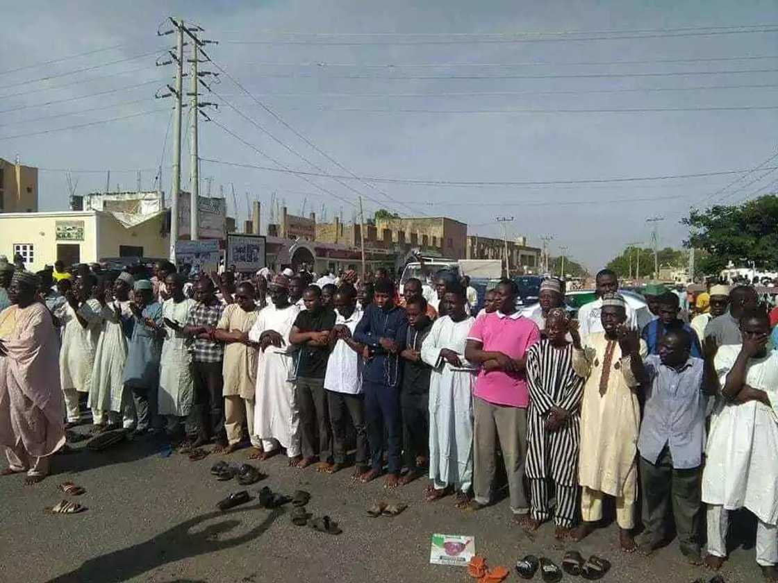 Dandazon al’ummar jihar Kano sun gabatar da sallar Al’kunut a kotu yayinda aka gurfanar da sardaunan Kano (hotuna) Dandazon al’ummar jihar Kano sun gabatar da sallar Al’kunut a kotu yayinda aka gurfanar da sardaunan Kano (hotuna)