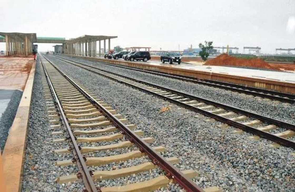 An damke hadimin gwamna Sule, yan sanda 2, Kansila da wasu 14 kan satan karafunan layin dogo An damke hadimin gwamna Sule, yan sanda 2, Kansila da wasu 14 kan satan karafunan layin dogo