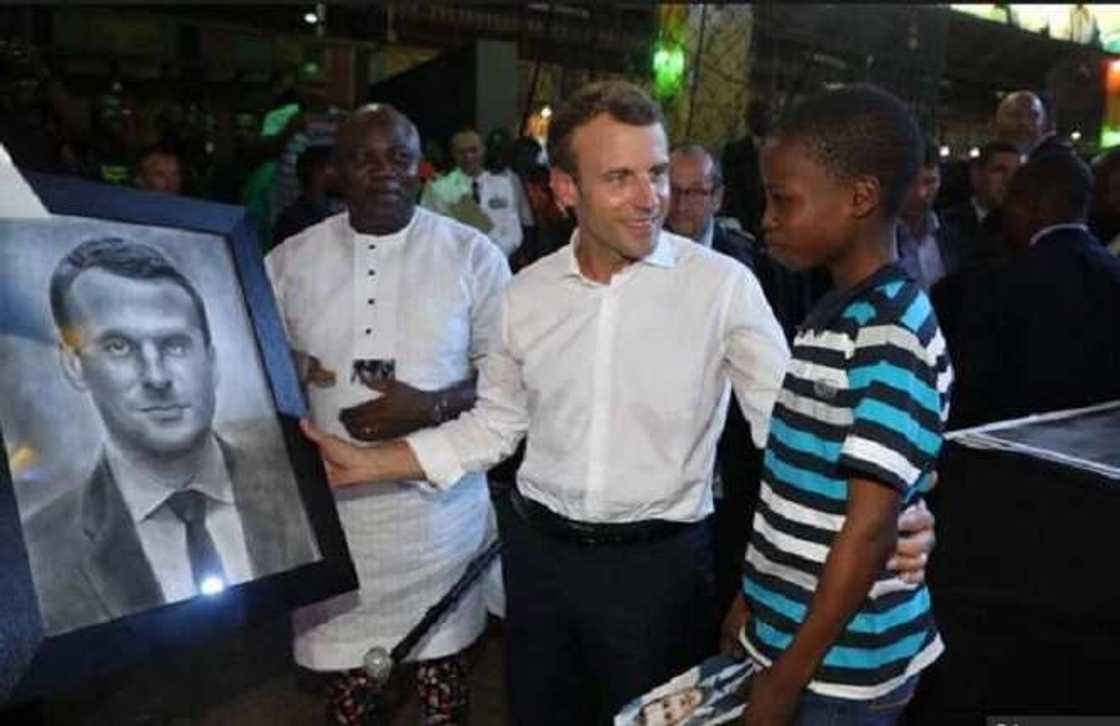 Hikima: Yadda wani fasihin Yaro ya burge shugaban kasar Faransa da sana’arsa (Hotuna) Hikima: Yadda wani fasihin Yaro ya burge shugaban kasar Faransa da sana’arsa (Hotuna)