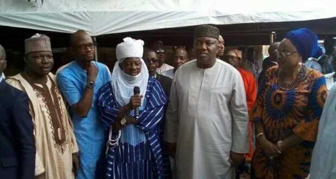 Gwamnan jihar Enugu ya kai ma Musulmai ziyara a Masallaci ya nemi ayi ma Buhari addua Gwamnan jihar Enugu ya kai ma Musulmai ziyara a Masallaci ya nemi ayi ma Buhari addua