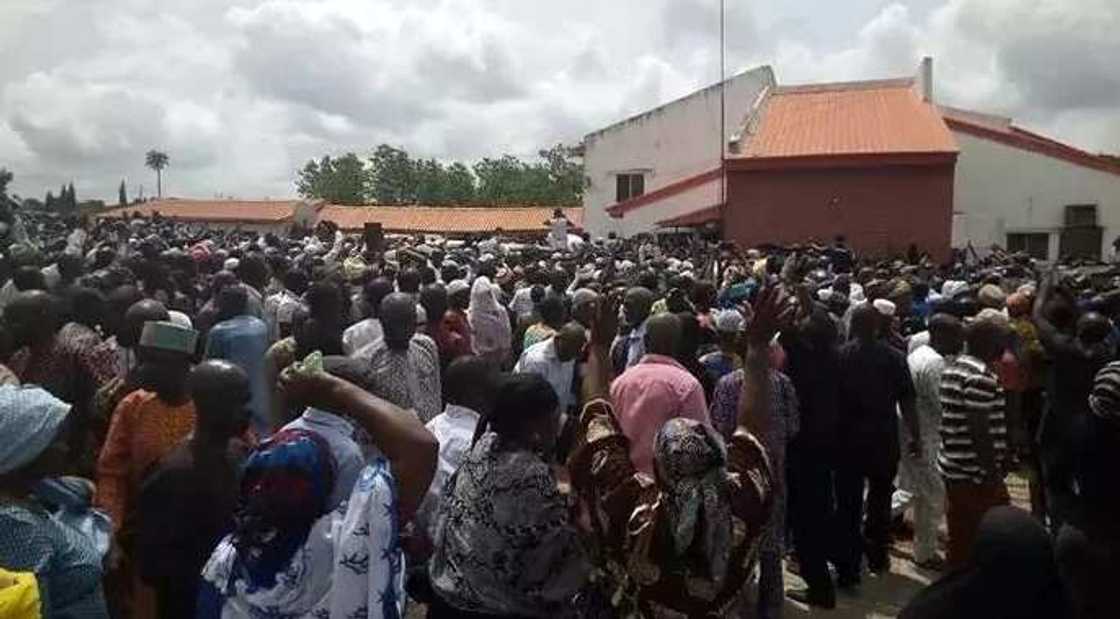 The mob reportedly insisted that Babalola should leave the burial ceremony and they refused to listen to pleas by all dignitaries seated under the same canopy. The mob reportedly insisted that Babalola should leave the burial ceremony and they refused to listen to pleas by all dignitaries seated under the same canopy.