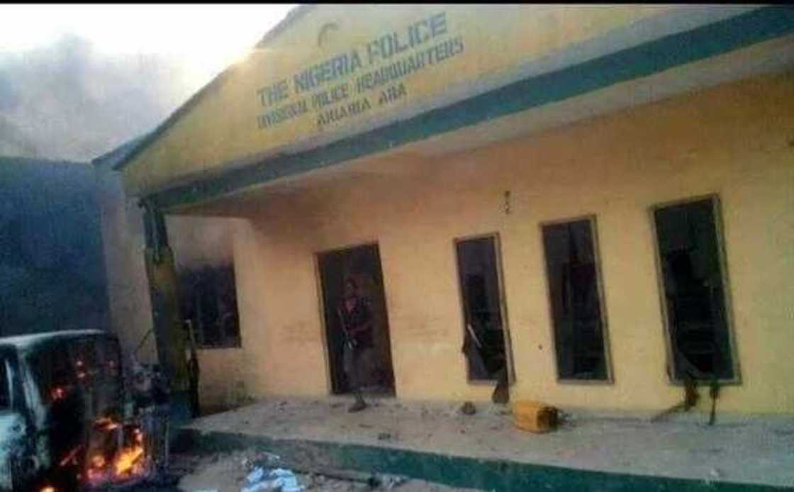 Chaos as suspected IPOB members burn police station in Abia state Chaos as suspected IPOB members burn police station in Abia state