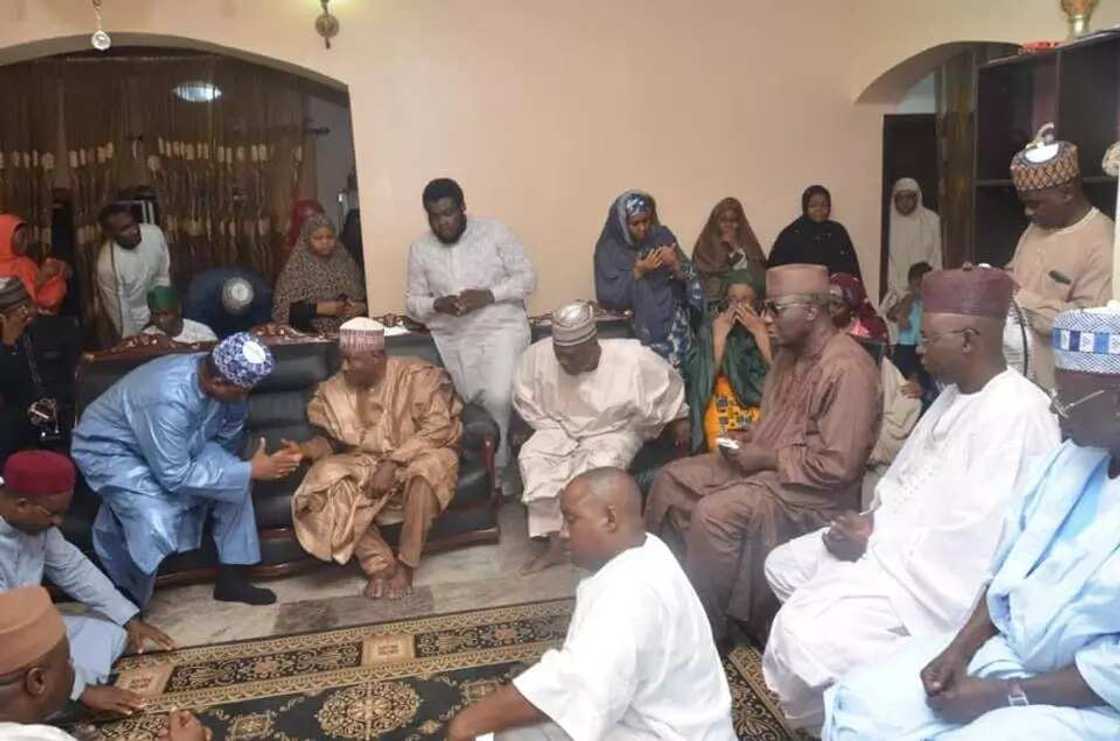 Cikin Hotuna: Shugaban hafsin sojin sama ya je mika ta'aziyya ga Mahaifan Sojan Saman nan da Ajali ya katsewa hanzari Cikin Hotuna: Shugaban hafsin sojin sama ya je mika ta'aziyya ga Mahaifan Sojan Saman nan da Ajali ya katsewa hanzari