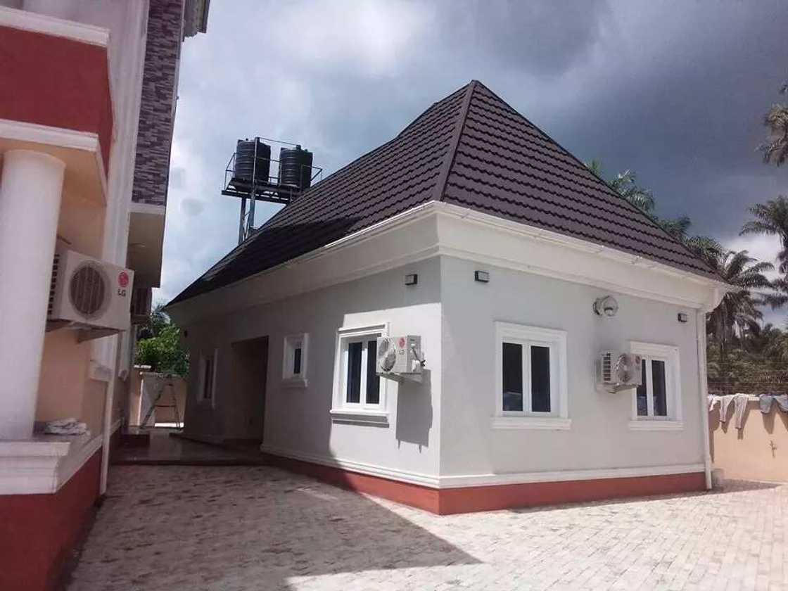 EFCC seizes mansion from Jonathan's godson (photos) EFCC seizes mansion from Jonathan's godson (photos)