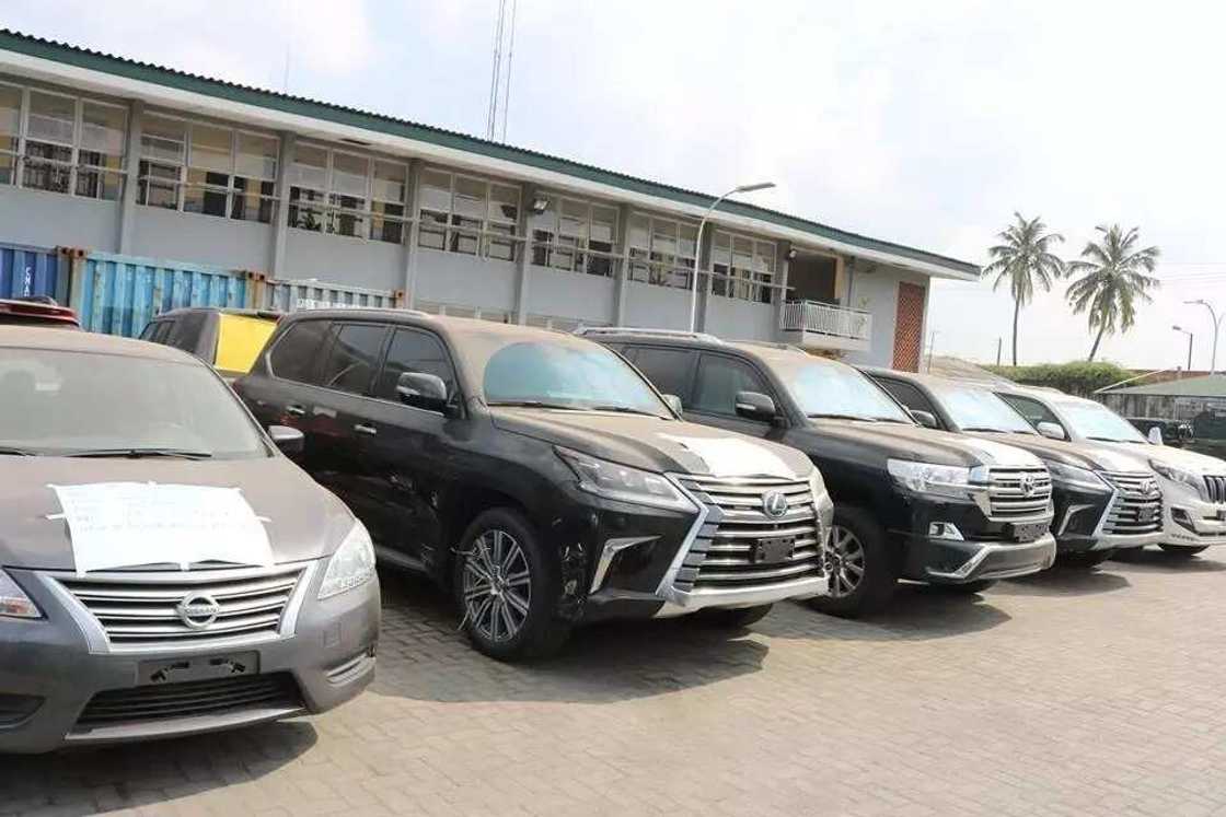 Hukumar Kwastam ta kama babbar mota makare da Kodin da motocin alfarma na Naira N1.12bn Hukumar Kwastam ta kama babbar mota makare da Kodin da motocin alfarma na Naira N1.12bn