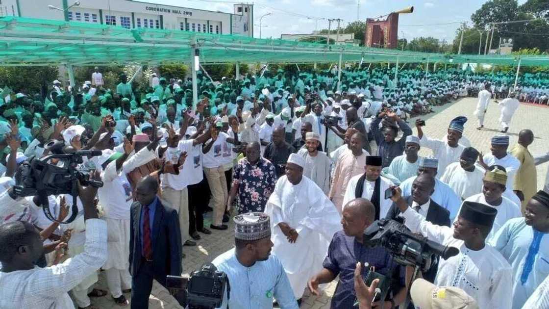 Gwamna Ganduje ya raba miliyan N275m ga matasa 8,800 karkashin tsarin tallafin Buhari, hotuna Gwamna Ganduje ya raba miliyan N275m ga matasa 8,800 karkashin tsarin tallafin Buhari, hotuna