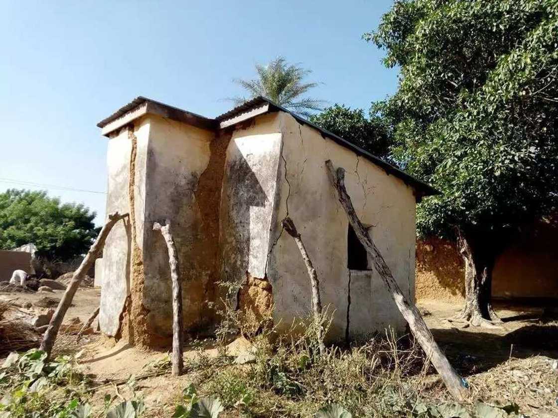 Ina Masallacin nan wanda saira kiris ya ruguje? Toh wasu mutanen kirki sun yi hubɓasa, kalli hotunan sa yanzu Ina Masallacin nan wanda saira kiris ya ruguje? Toh wasu mutanen kirki sun yi hubɓasa, kalli hotunan sa yanzu