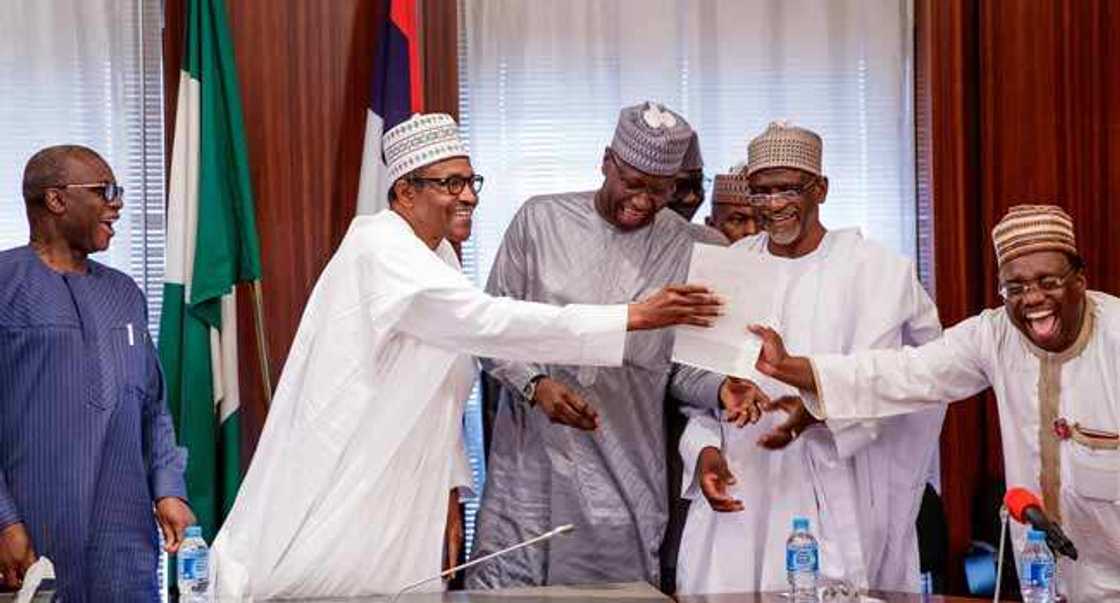 Munafunci dodo: An zargi wasu gwamnonin APC 3 da shirya wa Buhari gadar zare Munafunci dodo: An zargi wasu gwamnonin APC 3 da shirya wa Buhari gadar zare