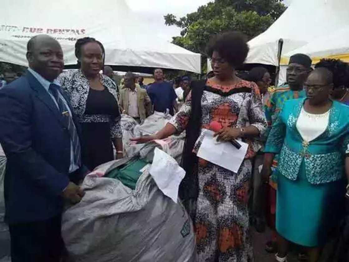 Matar Gwamna Fayosen tayi kyan kai Matar Gwamna Fayosen tayi kyan kai