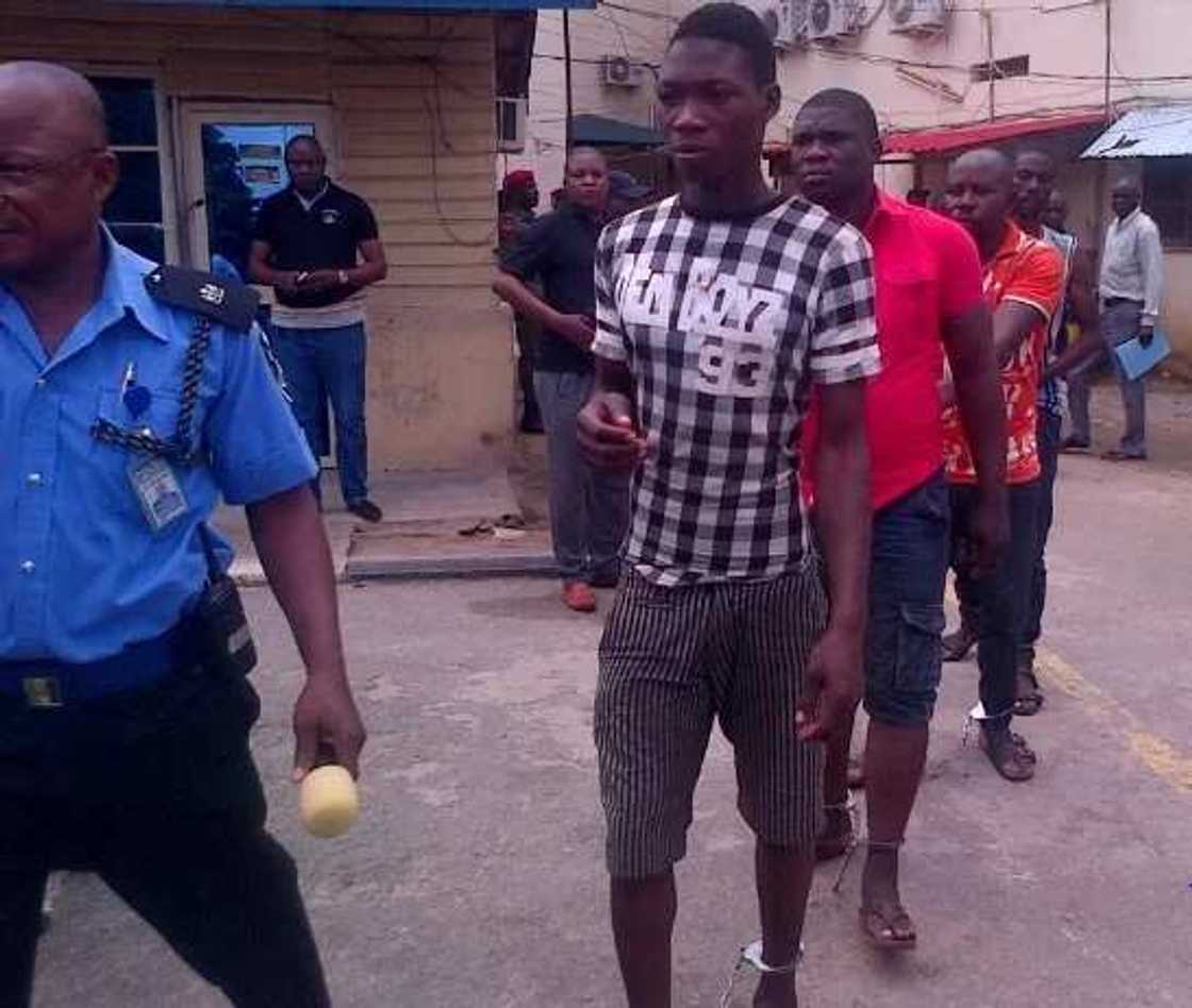 Police Parade Ikorodu Bank Robbers (PHOTOS) Police Parade Ikorodu Bank Robbers (PHOTOS)