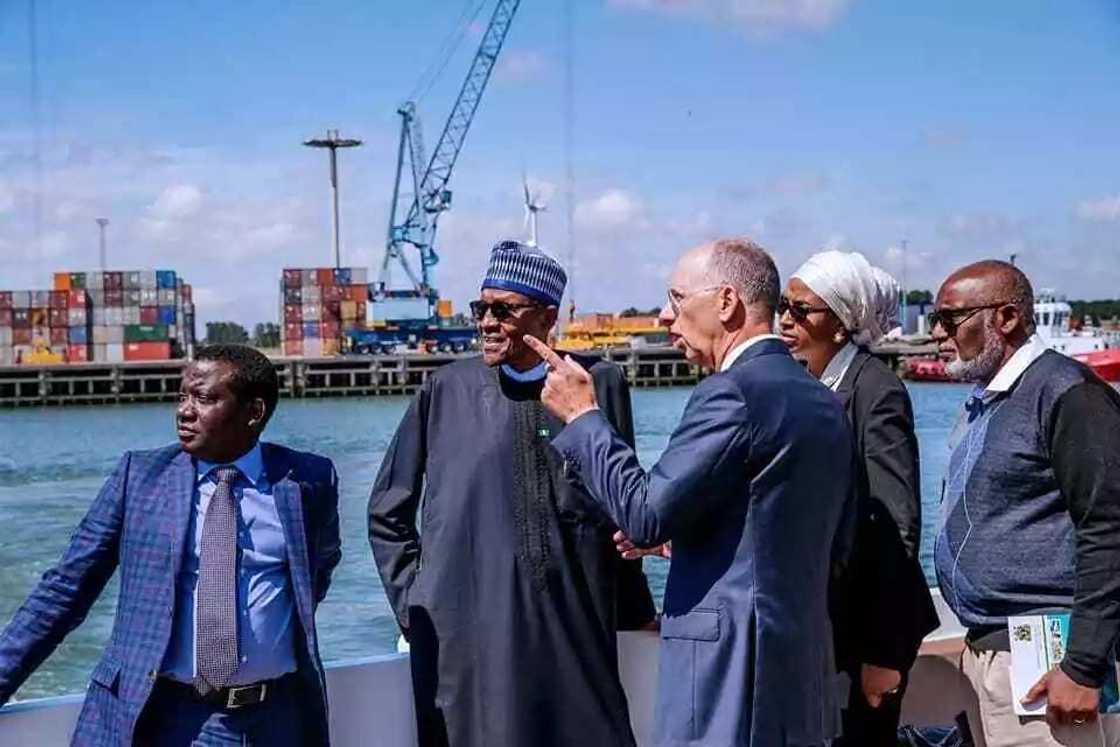 Shugaba Buhari ya kai ziyarar gani da ido zuwa wata Matatar mai ta zamani (Hotuna) Shugaba Buhari ya kai ziyarar gani da ido zuwa wata Matatar mai ta zamani (Hotuna)
