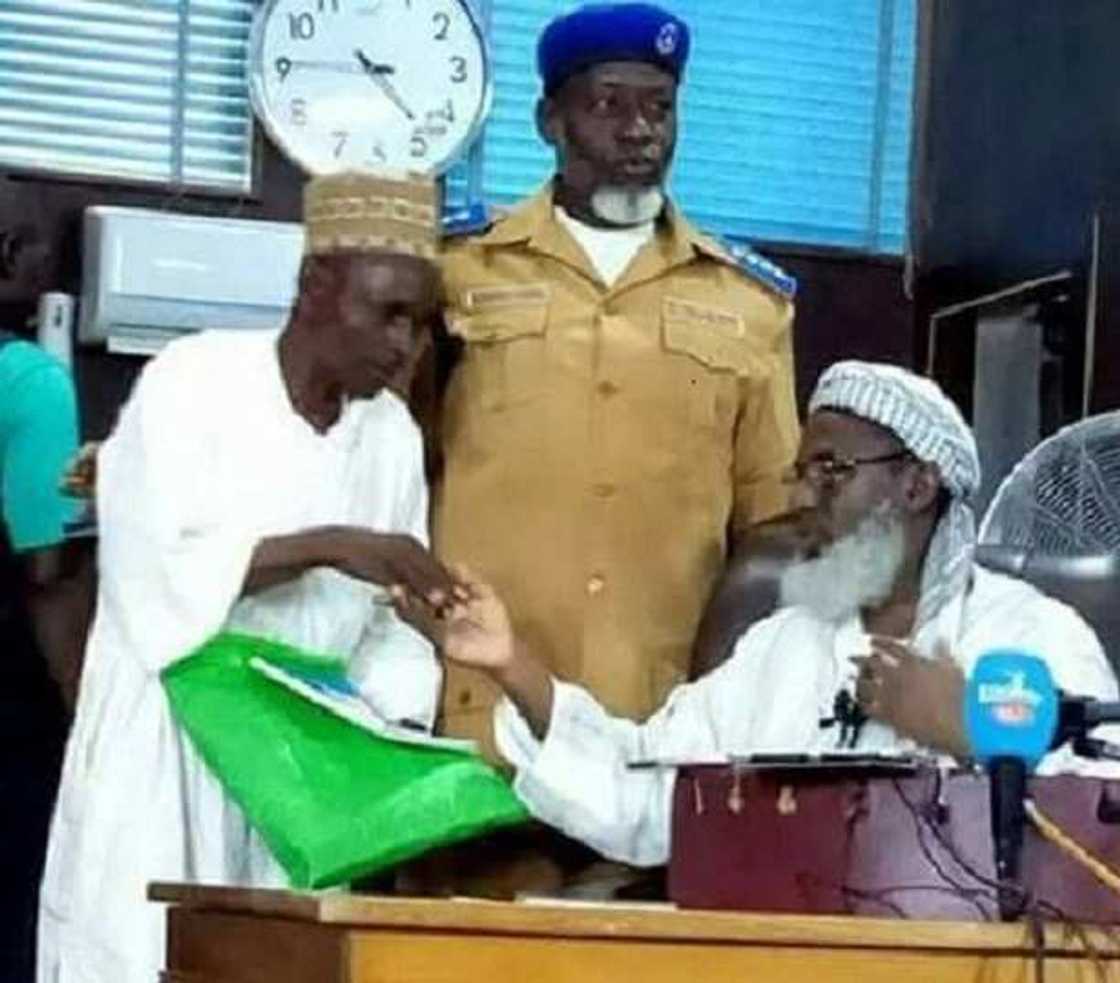 Wani Basarake da ya musulunta ya daga Yayansa mata da Matansa 11 ga duk mai son ya aura Wani Basarake da ya musulunta ya daga Yayansa mata da Matansa 11 ga duk mai son ya aura