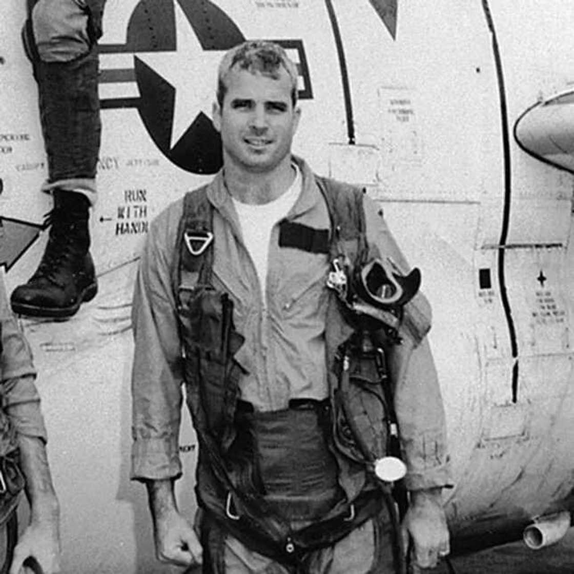 John McCain a lokacin da yake sojan ruwa John McCain a lokacin da yake sojan ruwa