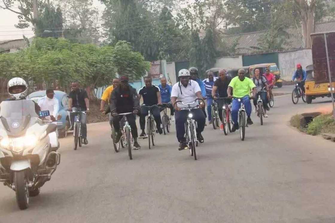 Hotunan Gwamna da jami'an gwamnatinsa yayin atisaye a kan Kekuna Hotunan Gwamna da jami'an gwamnatinsa yayin atisaye a kan Kekuna