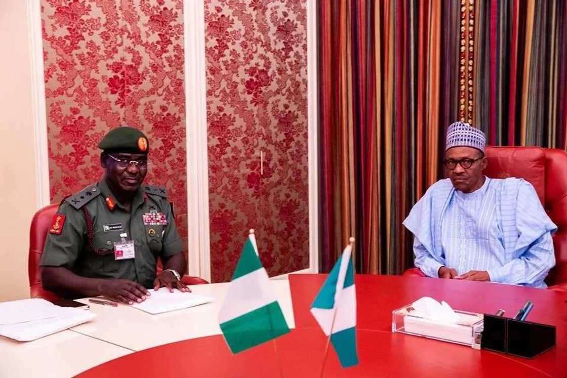 Maganar ta tsaro ce: An shiga ganawar sirri tsakanin Buhari da Buratai (Hotuna) Maganar ta tsaro ce: An shiga ganawar sirri tsakanin Buhari da Buratai (Hotuna)