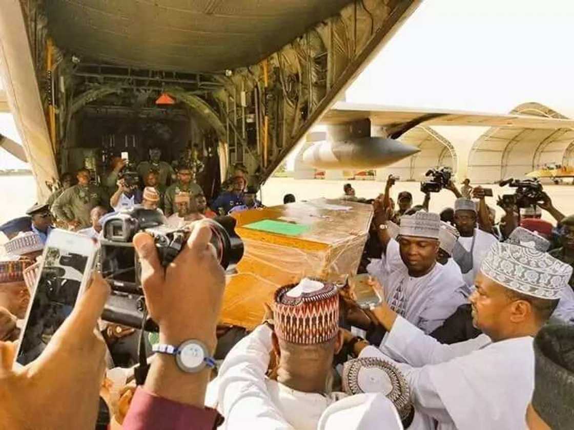 HOTUNAN yayinda gawar Danmasanin Kano ta isa jihar Kano HOTUNAN yayinda gawar Danmasanin Kano ta isa jihar Kano