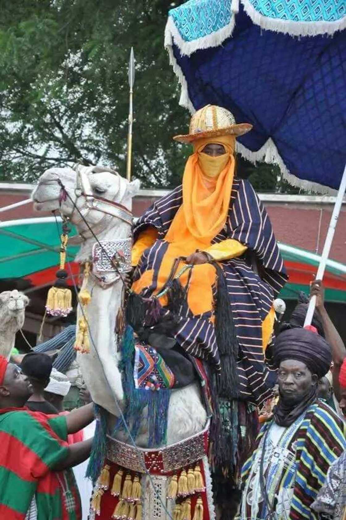 Toh fa: Sarkin Kano ya dakatar da ɗan tsohon Sarki Bayero kan rashin biyayya Toh fa: Sarkin Kano ya dakatar da ɗan tsohon Sarki Bayero kan rashin biyayya